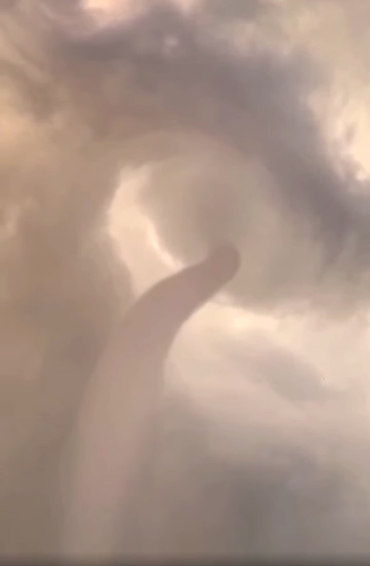 Vòi rồng xuất hiện cùng lúc với cầu vồng trên biển Cửa Lò, Nghệ An - 1