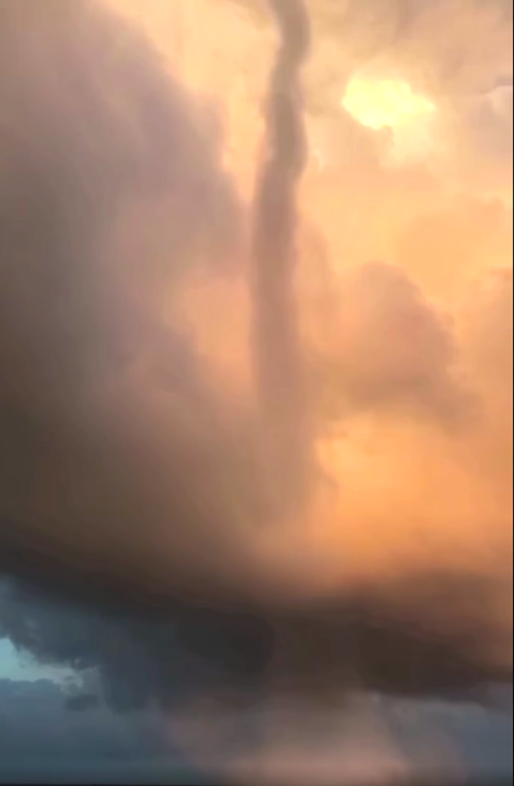 Vòi rồng xuất hiện cùng lúc với cầu vồng trên biển Cửa Lò, Nghệ An - 2