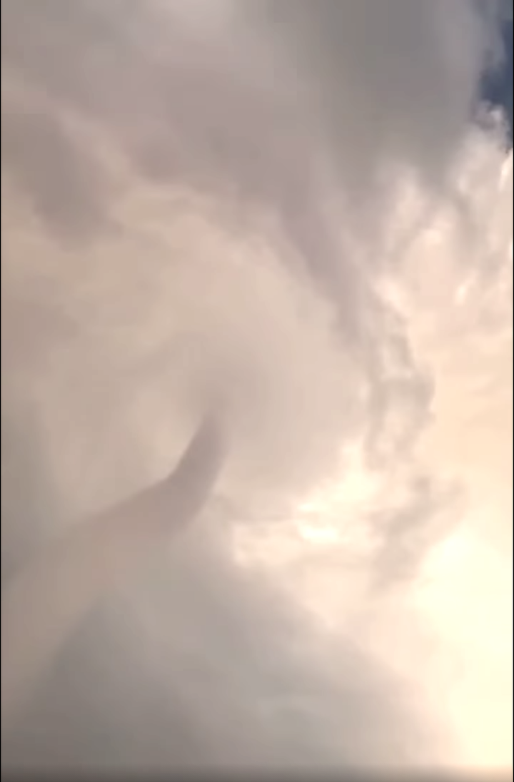 Vòi rồng xuất hiện cùng lúc với cầu vồng trên biển Cửa Lò, Nghệ An - 3