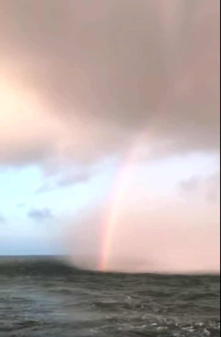 Vòi rồng xuất hiện cùng lúc với cầu vồng trên biển Cửa Lò, Nghệ An - 4