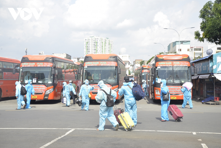 Người tiêm đủ liều vaccine COVID-19 từ TP.HCM về tự theo dõi sức khoẻ tại nhà - 1