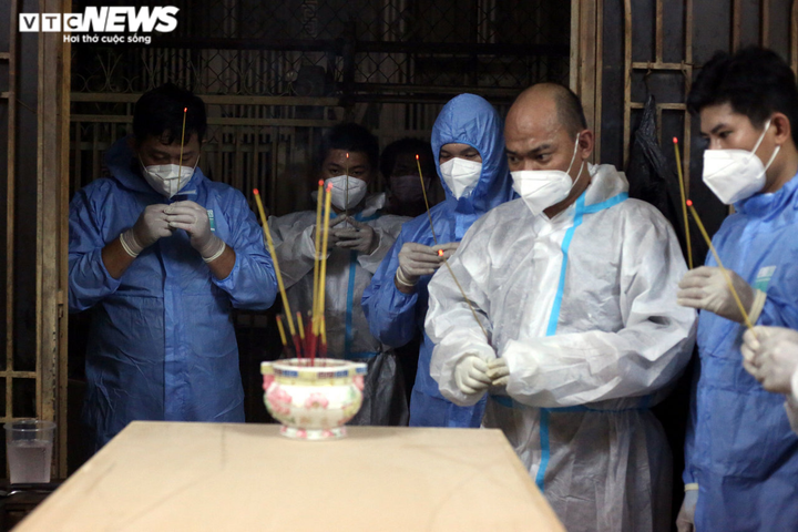 Ảnh: Đội mai táng 0 đồng và những đêm lặng lẽ chuyển thi thể bệnh nhân COVID-19 - 4
