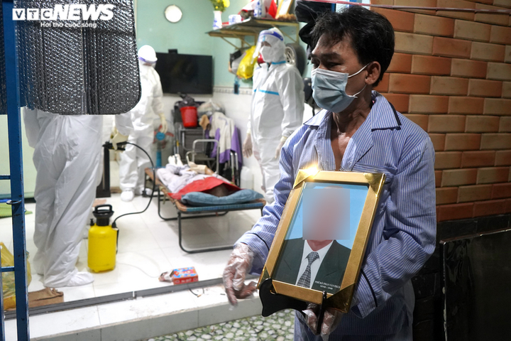 Ảnh: Đội mai táng 0 đồng và những đêm lặng lẽ chuyển thi thể bệnh nhân COVID-19 - 6