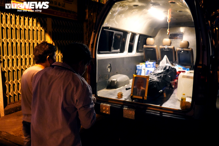 Ảnh: Đội mai táng 0 đồng và những đêm lặng lẽ chuyển thi thể bệnh nhân COVID-19 - 7