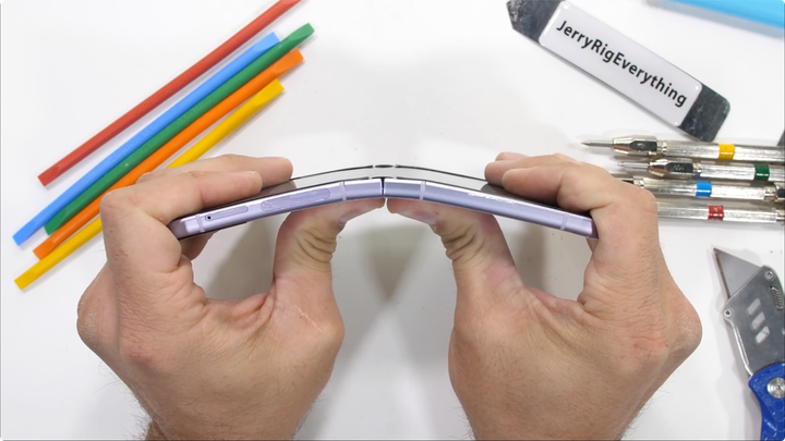 Galaxy Z Flip3 ‘sống tốt’ trước bài kiểm tra về sức chịu đựng - 3