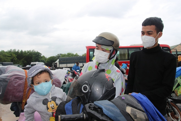 Xót xa những đứa trẻ đội mưa cùng cha mẹ chạy xe máy vượt nghìn cây số hồi hương - 4