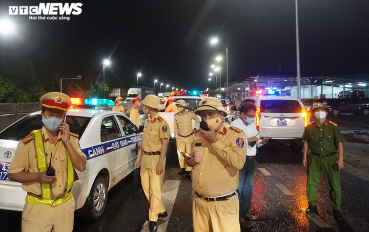 Ảnh: Dòng người chạy xe máy xuyên hầm Hải Vân hồi hương trong đêm mưa gió - 5