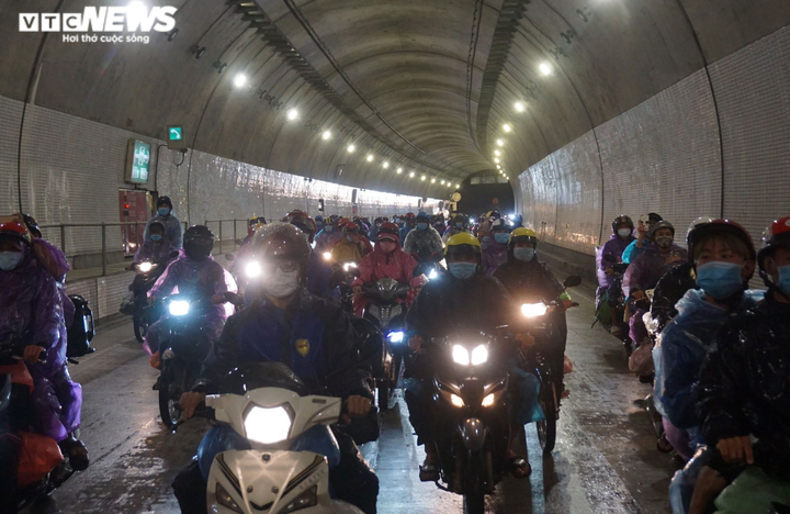 Mở cửa hệ thống hầm đường bộ miền Trung hỗ trợ người dân về quê - 1
