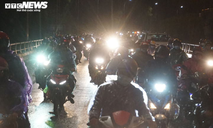 Ảnh: Dòng người chạy xe máy xuyên hầm Hải Vân hồi hương trong đêm mưa gió - 1