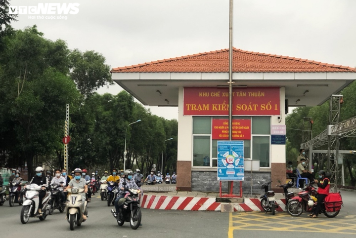 Người lao động chọn ở lại TP.HCM khôi phục kinh tế: Còn công việc là còn hy vọng - 1