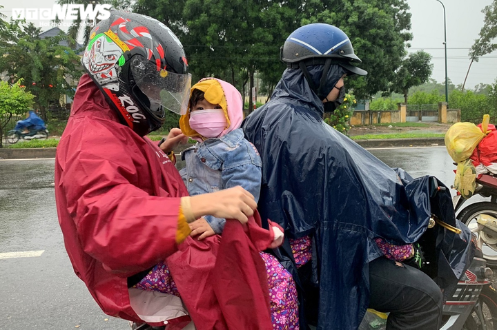 Xót xa những đứa trẻ đội mưa cùng cha mẹ chạy xe máy vượt nghìn cây số hồi hương - 3