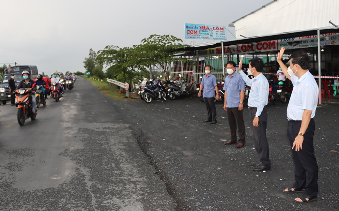 Người dân ùn ùn đổ về miền Tây: Một số tỉnh miễn phí xét nghiệm, cách ly - 1