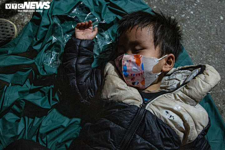 Ảnh: Đoàn người vượt 2.000 km về quê kiệt sức, ngủ la liệt ven quốc lộ Hà Nội - 5