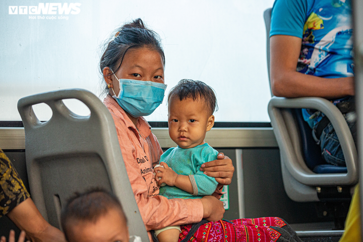 Ảnh: Đoàn người vượt 2.000 km về quê kiệt sức, ngủ la liệt ven quốc lộ Hà Nội - 12