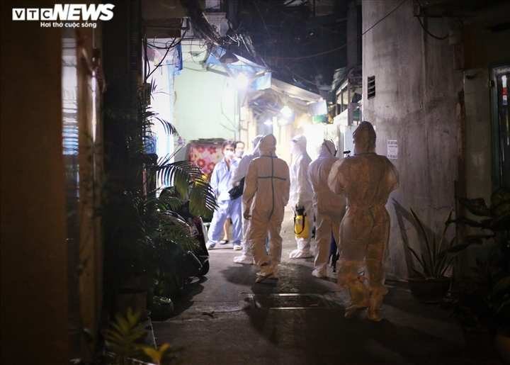 Ảnh: Đội mai táng 0 đồng và những đêm lặng lẽ chuyển thi thể bệnh nhân COVID-19 - 2