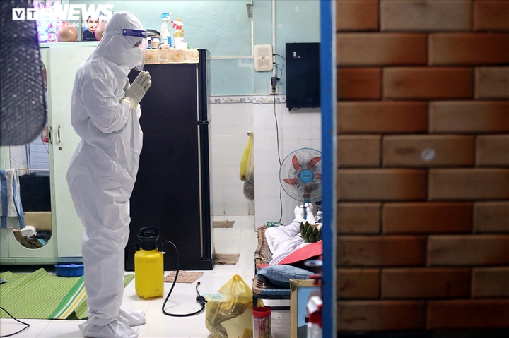 Ảnh: Đội mai táng 0 đồng và những đêm lặng lẽ chuyển thi thể bệnh nhân COVID-19 - 3