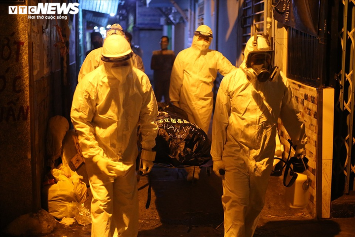 Ảnh: Đội mai táng 0 đồng và những đêm lặng lẽ chuyển thi thể bệnh nhân COVID-19 - 8