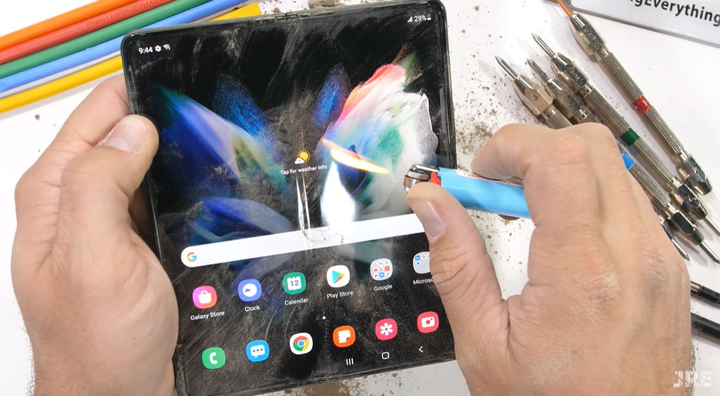 Galaxy Z Flip3 ‘sống tốt’ trước bài kiểm tra về sức chịu đựng - 4