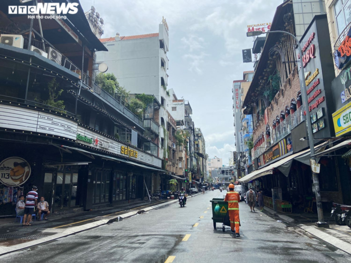 Ảnh: Quán bar, vũ trường ở phố Tây Bùi Viện chuyển sang bán thực phẩm - 1