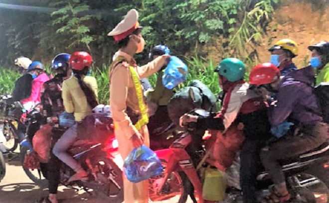 Công an Sơn La xuyên đêm đón người về từ vùng dịch - 1
