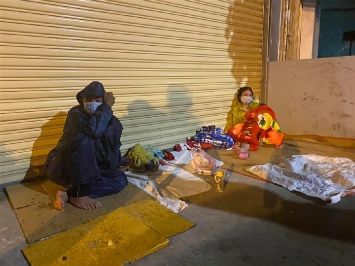 Xót xa những đứa trẻ đội mưa cùng cha mẹ chạy xe máy vượt nghìn cây số hồi hương - 2