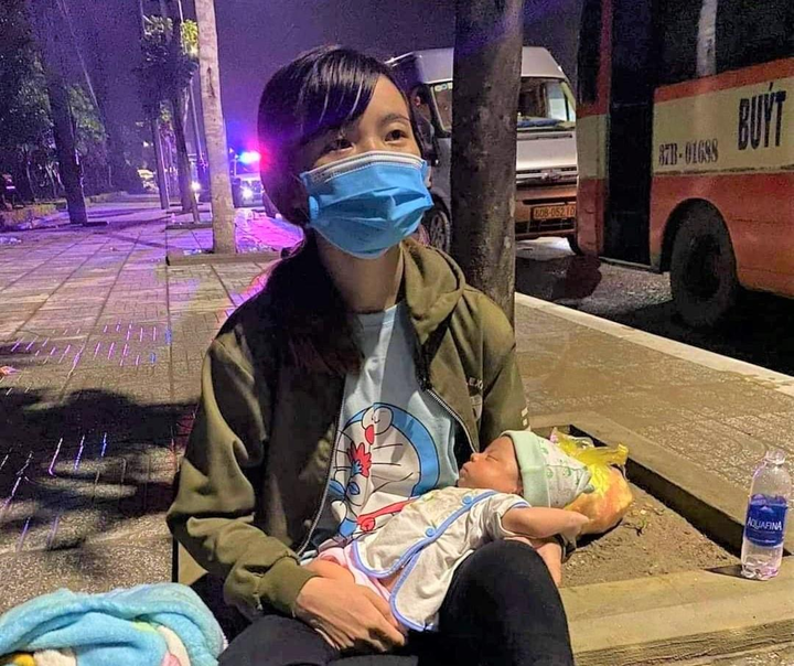 Xót xa những đứa trẻ đội mưa cùng cha mẹ chạy xe máy vượt nghìn cây số hồi hương - 1