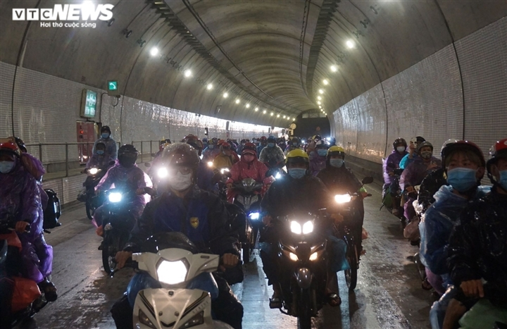 Đón người dân về quê: Nhiều tỉnh bố trí đưa đón bằng máy bay, hỗ trợ tiền - 1