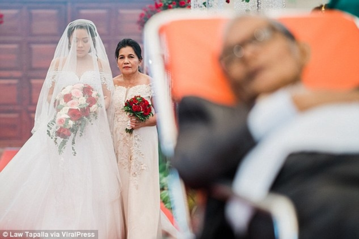 Cay mắt cảnh bố ung thư vẫn cố nằm cáng, yếu ớt dắt tay con gái vào lễ đường - 4