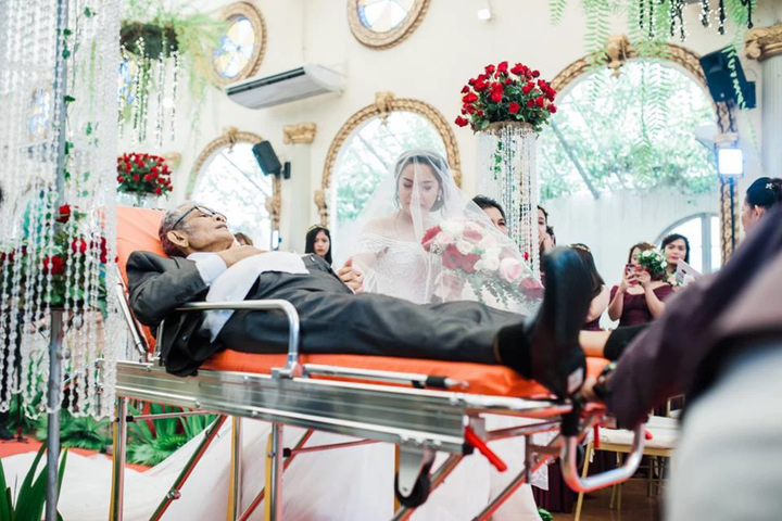 Cay mắt cảnh bố ung thư vẫn cố nằm cáng, yếu ớt dắt tay con gái vào lễ đường - 2