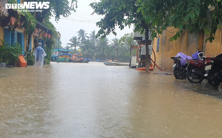 Quảng Nam: Miền núi sạt lở chia cắt, nước bủa vây phố cổ Hội An - 6