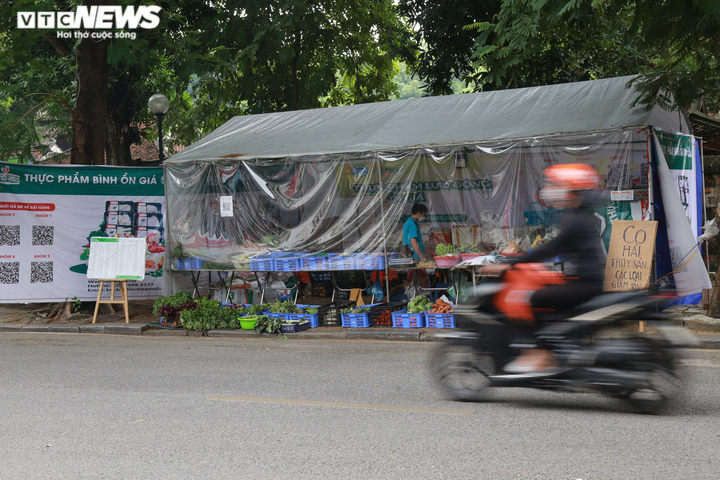Ảnh: Độc đáo chuỗi cửa hàng đổi rác lấy thực phẩm đầu tiên ở Hà Nội - 1