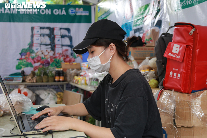 Ảnh: Độc đáo chuỗi cửa hàng đổi rác lấy thực phẩm đầu tiên ở Hà Nội - 7