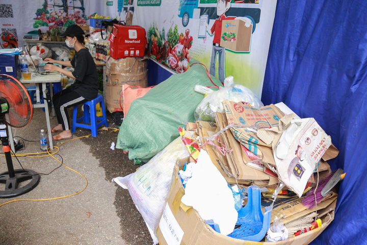 Ảnh: Độc đáo chuỗi cửa hàng đổi rác lấy thực phẩm đầu tiên ở Hà Nội - 10