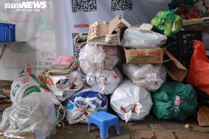 Ảnh: Độc đáo chuỗi cửa hàng đổi rác lấy thực phẩm đầu tiên ở Hà Nội - 11