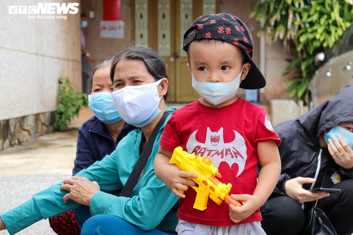 Ảnh: Quảng Bình đón 700 người dân từ TP.HCM hồi hương - 9