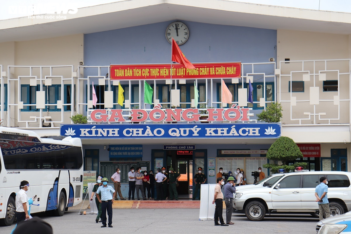 Ảnh: Quảng Bình đón 700 người dân từ TP.HCM hồi hương - 11