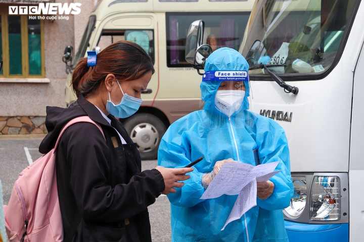 Ảnh: Quảng Bình đón 700 người dân từ TP.HCM hồi hương - 6