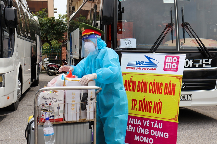 Ảnh: Quảng Bình đón 700 người dân từ TP.HCM hồi hương - 7