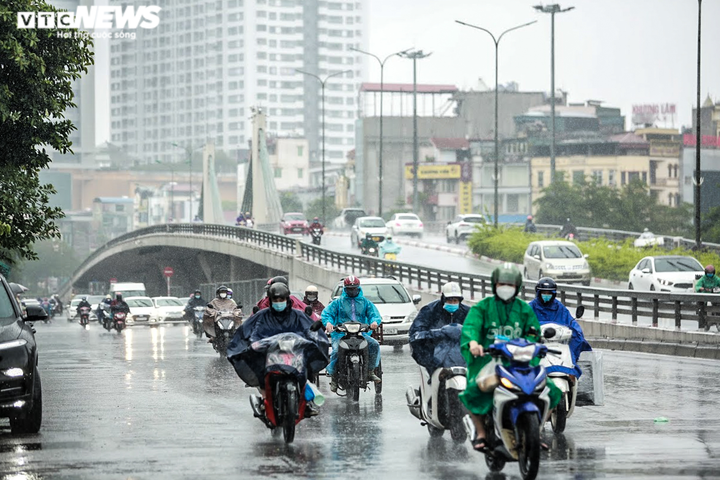 Đón mưa lạnh đầu mùa, người lao động Hà Nội vất vả mưu sinh - 1