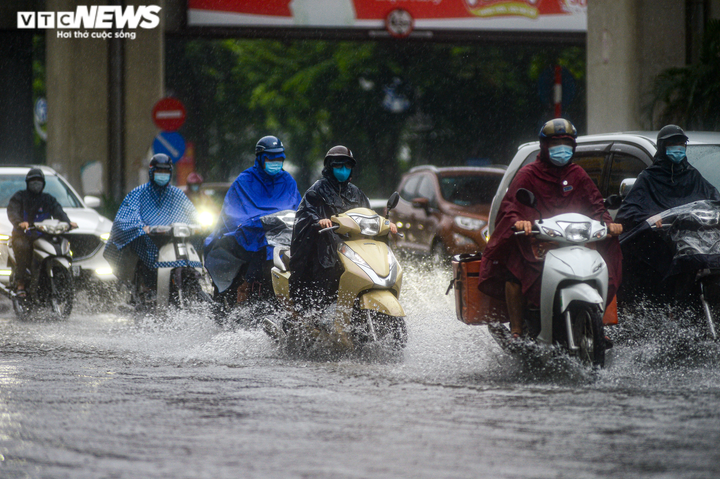 Ảnh: Mưa to gió lớn, Hà Nội ùn tắc khắp ngả trong sáng đầu tuần - 9