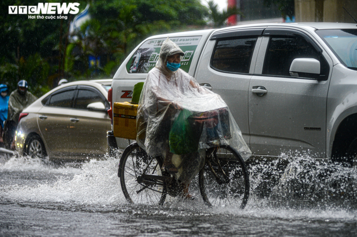 Ảnh: Mưa to gió lớn, Hà Nội ùn tắc khắp ngả trong sáng đầu tuần - 11