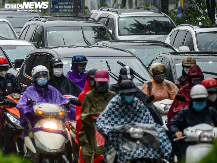 Ảnh: Mưa to gió lớn, Hà Nội ùn tắc khắp ngả trong sáng đầu tuần - 8