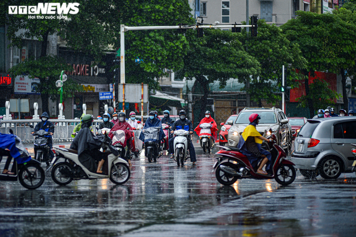 Ảnh: Mưa to gió lớn, Hà Nội ùn tắc khắp ngả trong sáng đầu tuần - 1