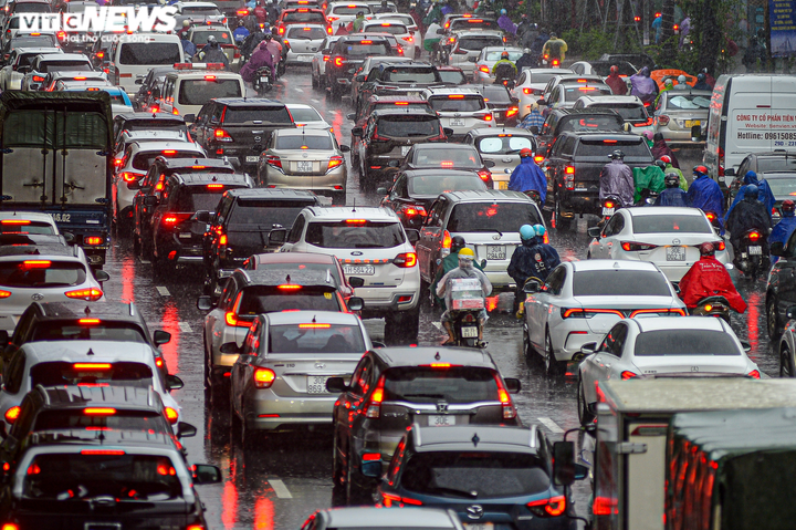 Ảnh: Mưa to gió lớn, Hà Nội ùn tắc khắp ngả trong sáng đầu tuần - 7