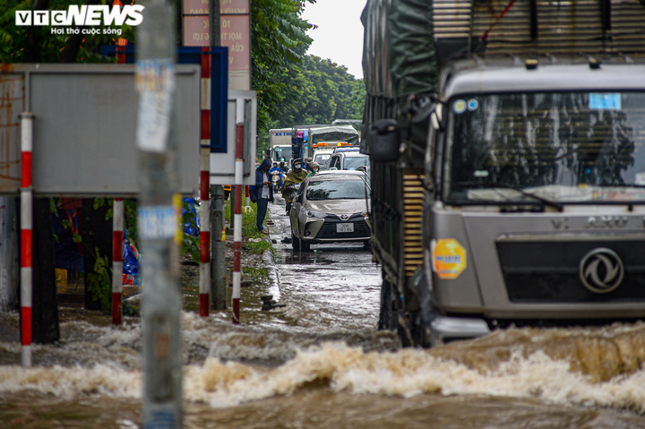 Ảnh: Đường gom đại lộ Thăng Long ngập sâu nửa mét, xe cộ ùn tắc gần 2km - 12