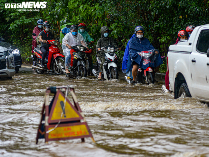 Ảnh: Đường gom đại lộ Thăng Long ngập sâu nửa mét, xe cộ ùn tắc gần 2km - 10