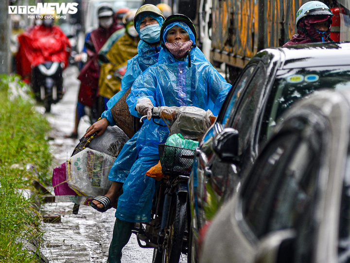 Ảnh: Đường gom đại lộ Thăng Long ngập sâu nửa mét, xe cộ ùn tắc gần 2km - 8