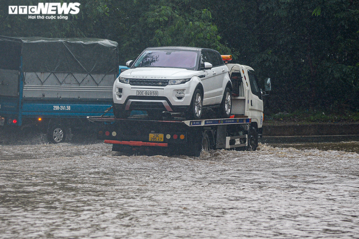 Ảnh: Đường gom đại lộ Thăng Long ngập sâu nửa mét, xe cộ ùn tắc gần 2km - 13