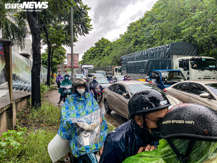 Ảnh: Đường gom đại lộ Thăng Long ngập sâu nửa mét, xe cộ ùn tắc gần 2km - 4