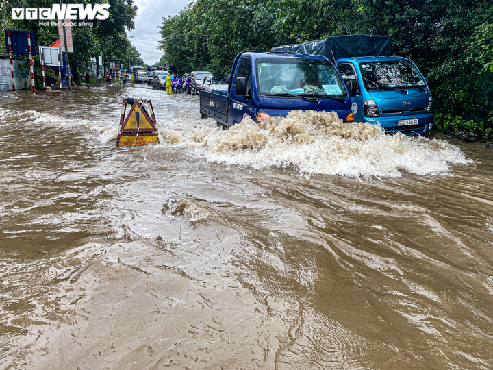 Ảnh: Đường gom đại lộ Thăng Long ngập sâu nửa mét, xe cộ ùn tắc gần 2km - 11